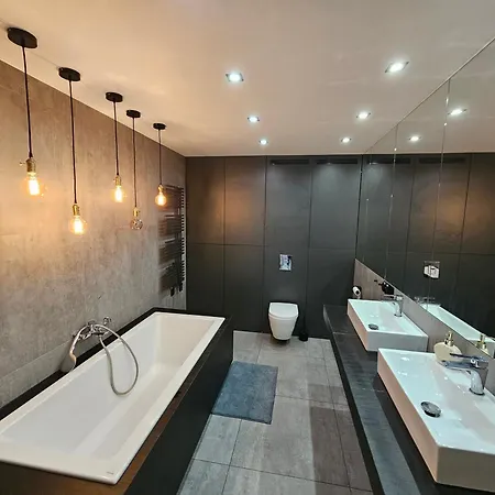 Groups 3 Bedrooms 2 Bathrooms Garden&grill Апартаменты